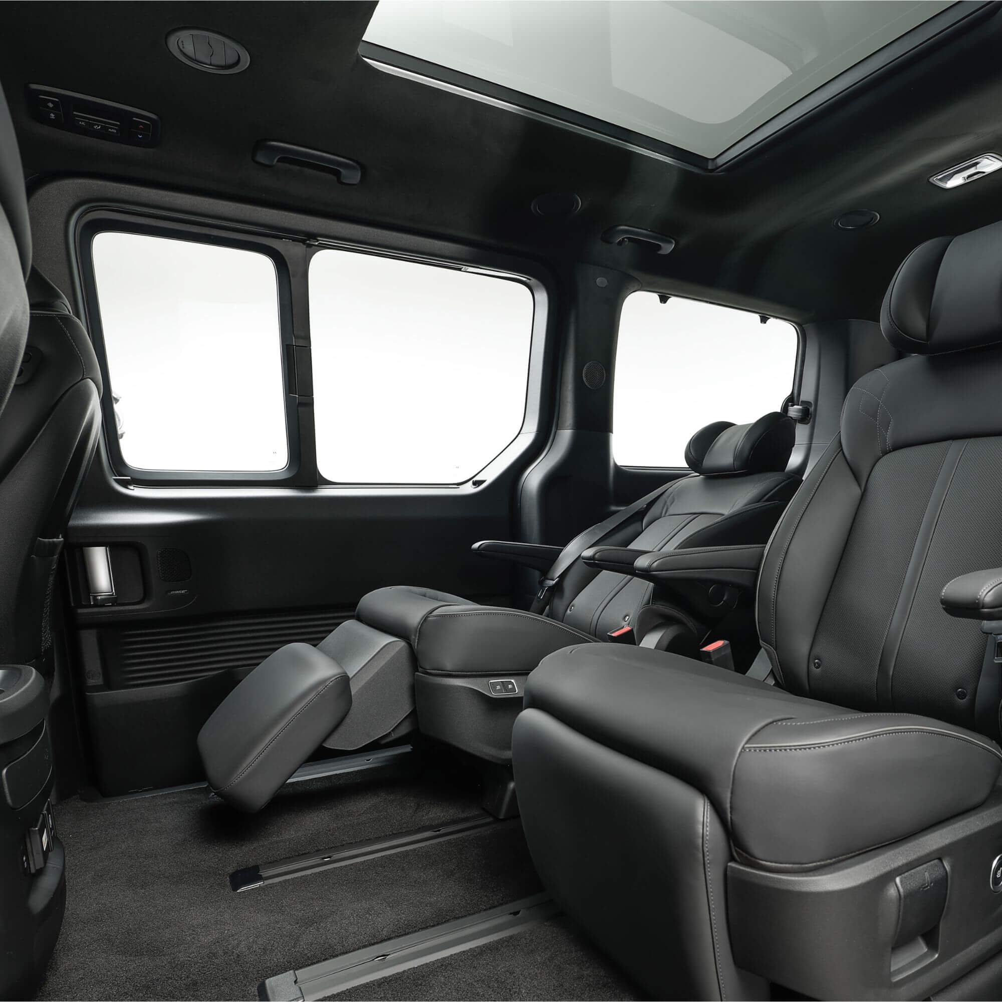 minibuss elbil. eldriven minibuss 2026 hyundai staria