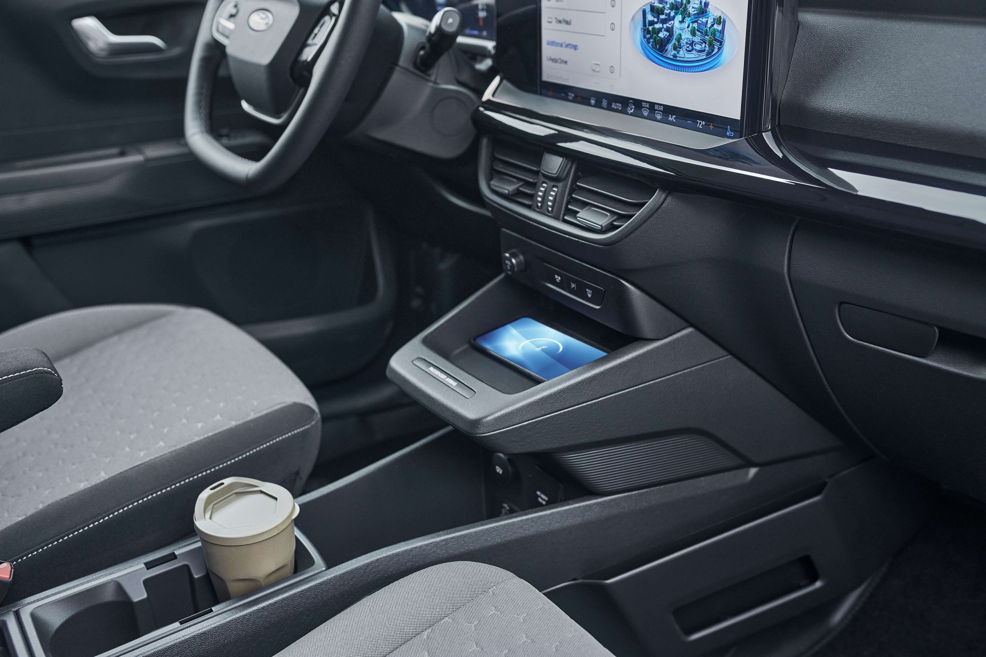 interiör Ford transit courier. E-Courier transit skåp 2026 inredning.