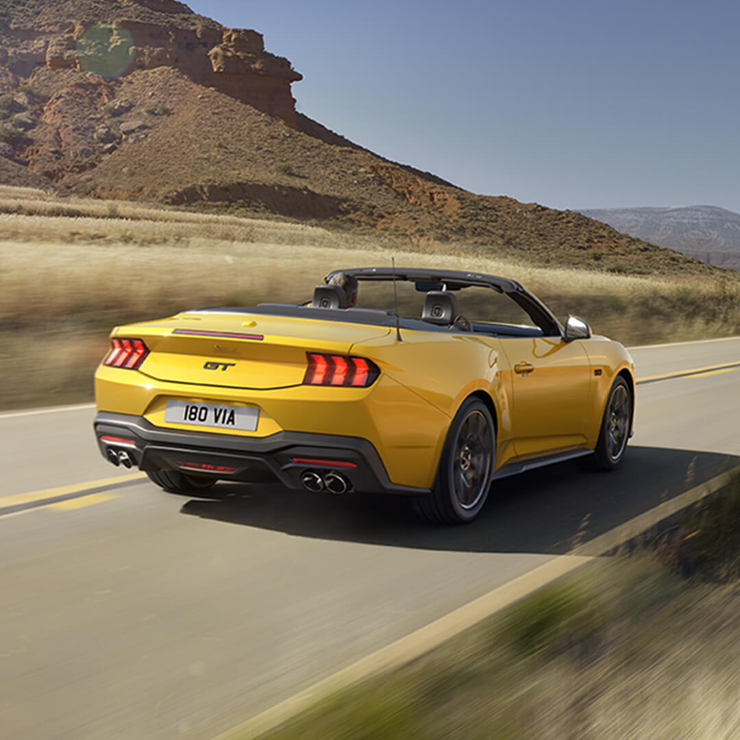 Gul Mustang ford V8 bil